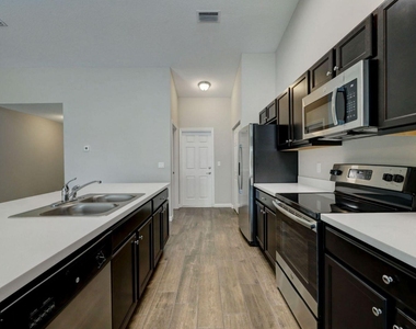 1913 Sw Swift Avenue - Photo Thumbnail 4