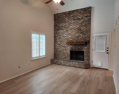 1425 Palmnold Circle W - Photo Thumbnail 4