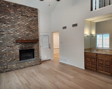 1425 Palmnold Circle W - Photo Thumbnail 2