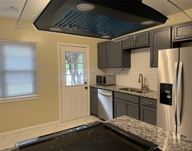 204 Live Oak Lane - Photo Thumbnail 5