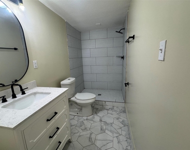 204 Live Oak Lane - Photo Thumbnail 9