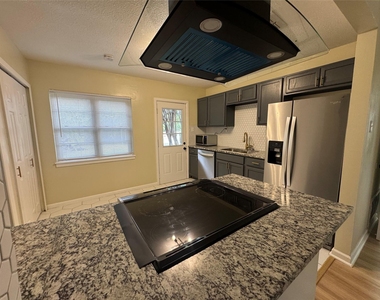 204 Live Oak Lane - Photo Thumbnail 6