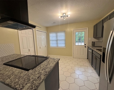 204 Live Oak Lane - Photo Thumbnail 4