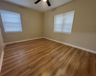 204 Live Oak Lane - Photo Thumbnail 12
