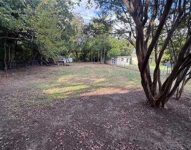 204 Live Oak Lane - Photo Thumbnail 18