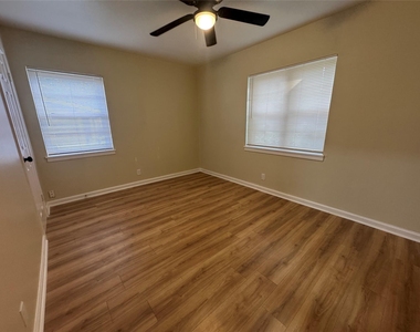 204 Live Oak Lane - Photo Thumbnail 13