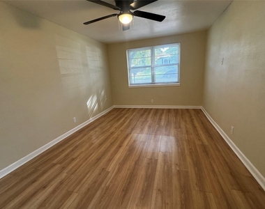 204 Live Oak Lane - Photo Thumbnail 8