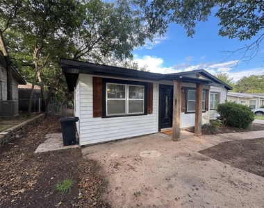 204 Live Oak Lane - Photo Thumbnail 2