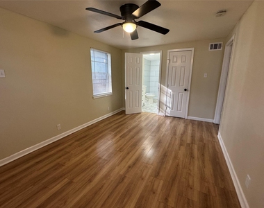 204 Live Oak Lane - Photo Thumbnail 7