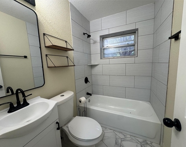 204 Live Oak Lane - Photo Thumbnail 10