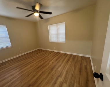 204 Live Oak Lane - Photo Thumbnail 11
