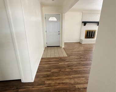 526 Park Lane - Photo Thumbnail 3