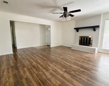 526 Park Lane - Photo Thumbnail 2