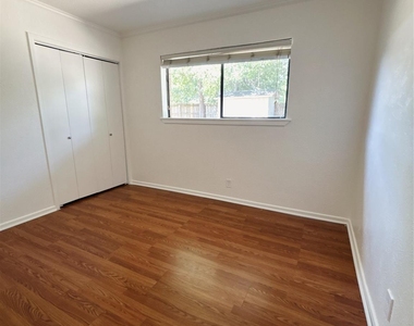 526 Park Lane - Photo Thumbnail 14