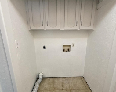 526 Park Lane - Photo Thumbnail 15