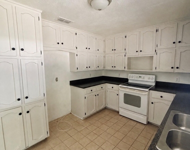 526 Park Lane - Photo Thumbnail 7