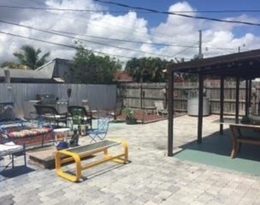 3841 Ne 13th Terrace - Photo Thumbnail 1