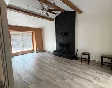 237 E Mohr Lane - Photo Thumbnail 7
