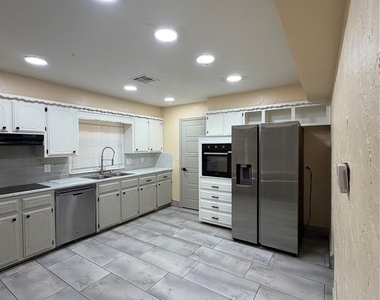 237 E Mohr Lane - Photo Thumbnail 8