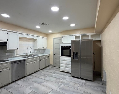237 E Mohr Lane - Photo Thumbnail 9