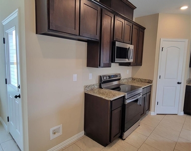 108 Canales Circle - Photo Thumbnail 7