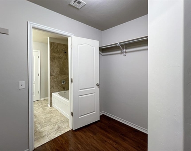 2901 Cider Mill Lane - Photo Thumbnail 14