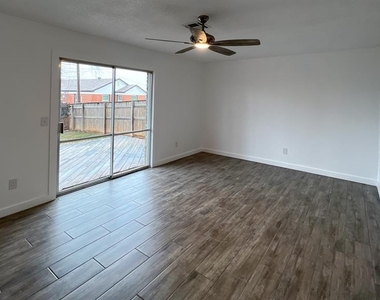 5929 Nw 62nd Street - Photo Thumbnail 6