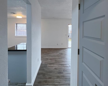 5929 Nw 62nd Street - Photo Thumbnail 5