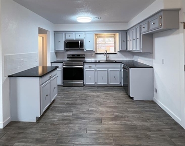 5929 Nw 62nd Street - Photo Thumbnail 9