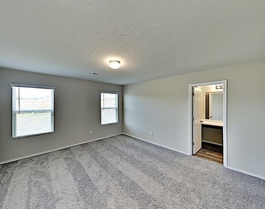 309 Blue Drive - Photo Thumbnail 7