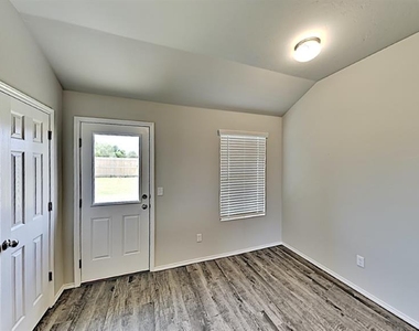 309 Blue Drive - Photo Thumbnail 6