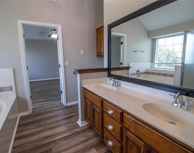 525 Nw 171st Terrace - Photo Thumbnail 18