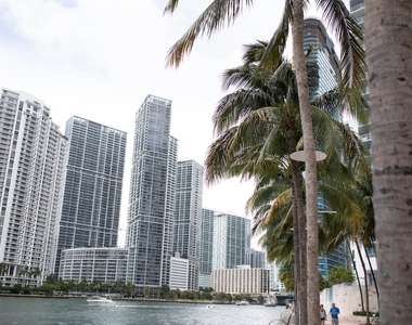 325 S Biscayne Boulevard - Photo Thumbnail 2
