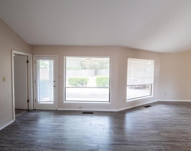 3201 Creekwood Court - Photo Thumbnail 8