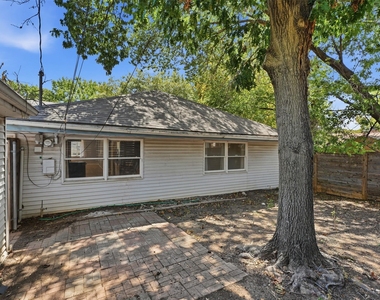 911 Reverchon Drive - Photo Thumbnail 20