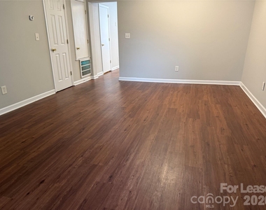 11037 Hunter Trail Lane - Photo Thumbnail 5