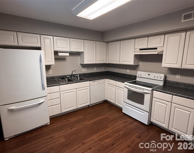 11037 Hunter Trail Lane - Photo Thumbnail 2