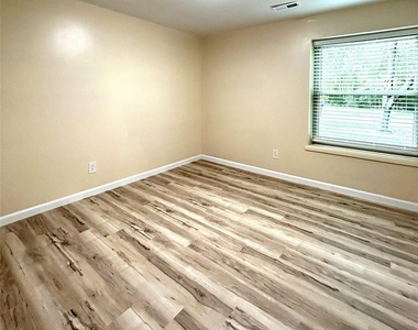 1725 Van Dyke Drive - Photo Thumbnail 19
