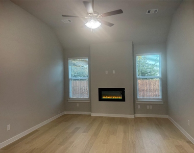 400 Stone Hollow Drive - Photo Thumbnail 9