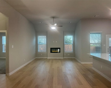 400 Stone Hollow Drive - Photo Thumbnail 8