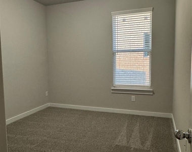 400 Stone Hollow Drive - Photo Thumbnail 13