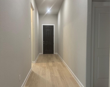 400 Stone Hollow Drive - Photo Thumbnail 10