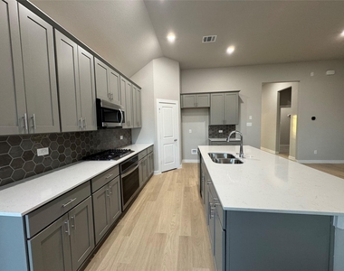 400 Stone Hollow Drive - Photo Thumbnail 4