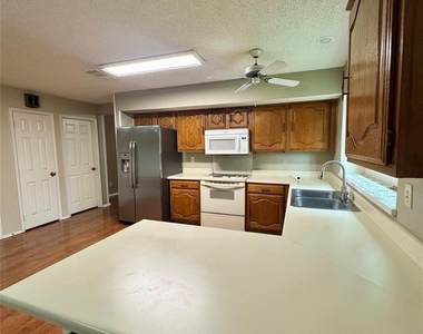2070 Vista Drive - Photo Thumbnail 9