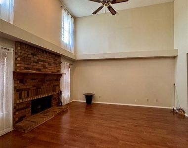2070 Vista Drive - Photo Thumbnail 3