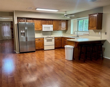 2070 Vista Drive - Photo Thumbnail 8