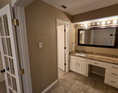 3216 Bandolino Lane - Photo Thumbnail 14