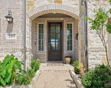 205 Somerset Drive - Photo Thumbnail 3