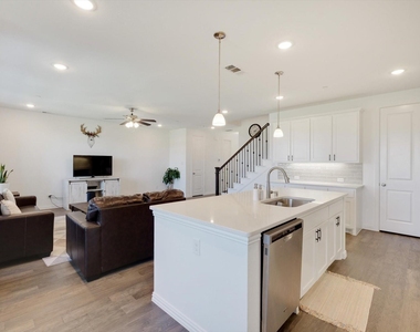 205 Somerset Drive - Photo Thumbnail 13