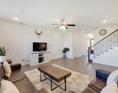 205 Somerset Drive - Photo Thumbnail 8